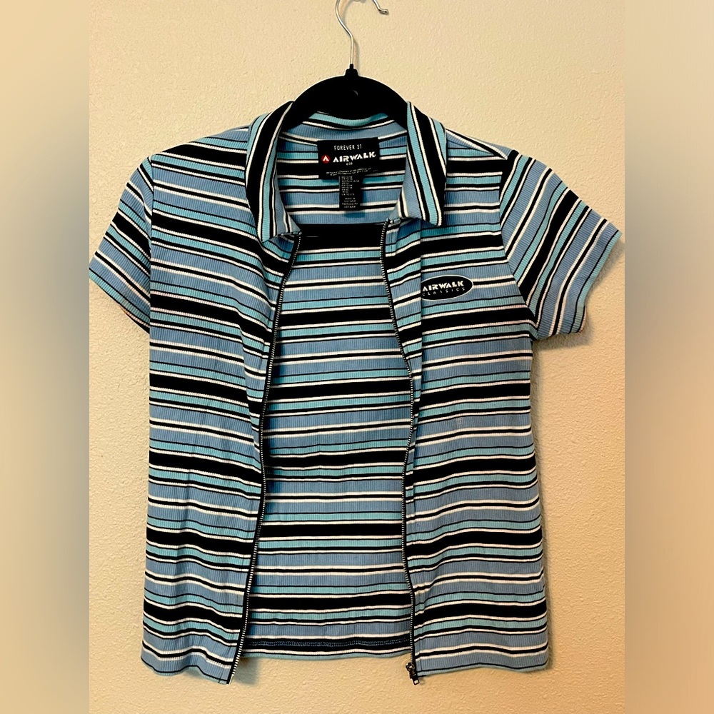 An Airwalk styled zip up top. Colors of blue varies within its stripes.